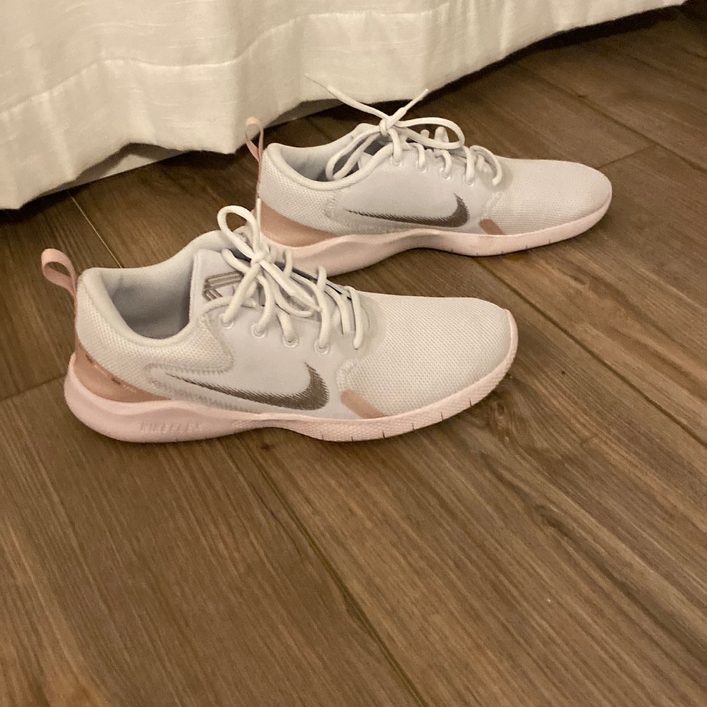 Women’s Nike flex experience run 10 sneaker size 9.5